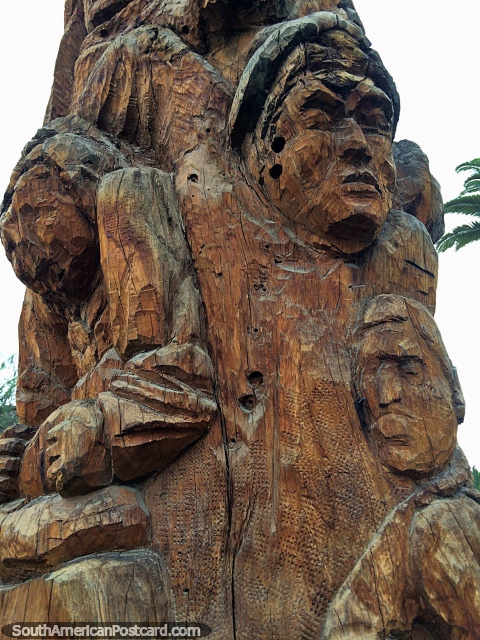 Caras talladas en un tronco de árbol, un monumento junto a los arcos de Yanahuara en Arequipa. (480x640px). Perú, Sudamerica.