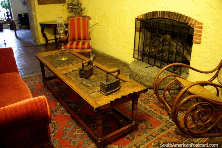 El fundador de Arequipa (Garci Manuel de Carbajal) vivió en estilo agradable, su sofá y sillas junto a la chimenea con 2 hierros. (720x480px). Perú, Sudamerica.