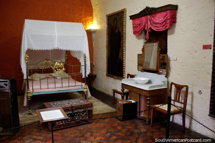 Dormitorio antiguo con cama y lavabo con espejo para afeitarse en la mansión del fundador de Arequipa. (720x480px). Perú, Sudamerica.