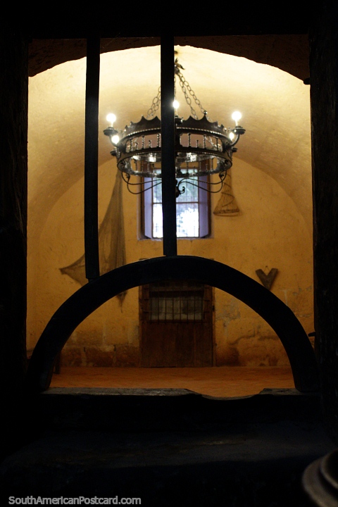 Una antigua sala de piedra vacía con una antigua lámpara de araña en la mansión del fundador en Arequipa. (480x720px). Perú, Sudamerica.