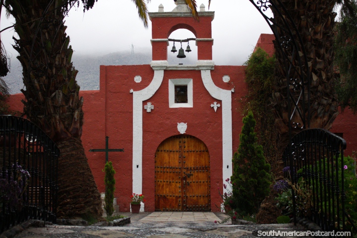 Através da ponte nos jardins a capela na mansão do fundador de Arequipa. (720x480px). Peru, América do Sul.