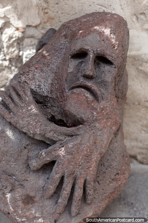 O figura esculpiu na pedra com uma cara vazia e grandes mãos no museu da história em Arequipa. (480x720px). Peru, América do Sul.