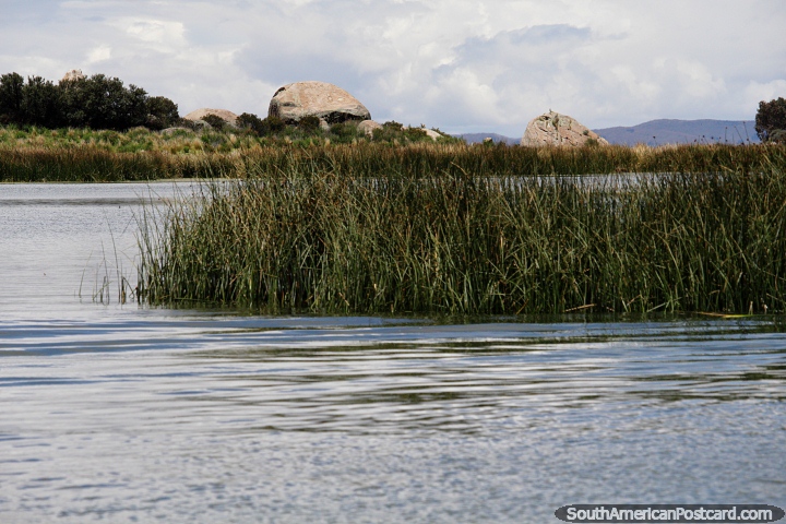 Seixos rolados junto do Lago Titicaca, a caminho de Puno as ilhas flutuam. (720x480px). Peru, América do Sul.