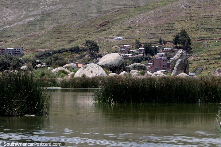 Grupo de grandes rocas vistas en bote desde Puno a las islas flotantes. (720x480px). Per, Sudamerica.