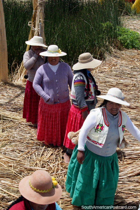 5 das 6 esposas de um homem feliz cumprimentam-nos na Ilha de Summa Willjta em Puno. (480x720px). Peru, América do Sul.