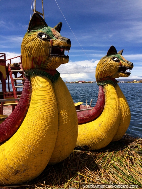 Bote del dragón con 2 cabezas, el modo de transporte para los indígenas del lago Titicaca, Puno. (480x640px). Perú, Sudamerica.