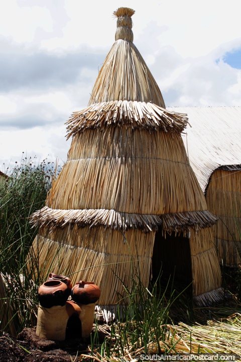 Con una chimenea y ollas de cerámica afuera, esta podría ser la cabaña de preparación de alimentos en la Isla Summa Willjta, Puno. (480x720px). Perú, Sudamerica.