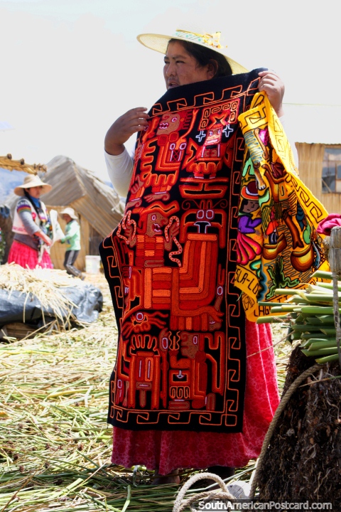 Os habitantes locais das ilhas flutuam em Puno amam-no se comprar os seus belos ofïcios tecidos a mão. (480x720px). Peru, América do Sul.