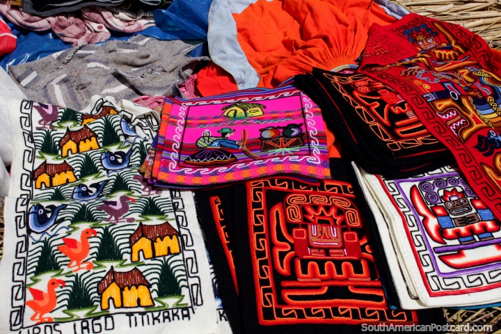 Una gama de fundas de almohadas y tapices hechos a mano por las maravillosas mujeres Uros de Puno. (720x480px). Perú, Sudamerica.