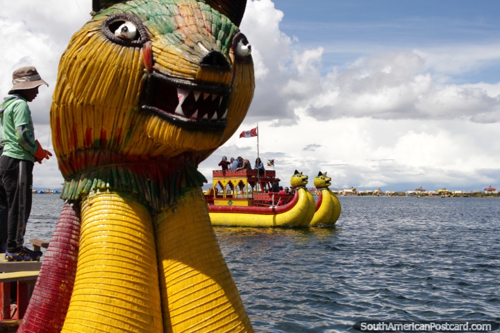 Montar en un bote dragón es uno de los puntos destacados al visitar el Lago Titicaca en Puno. (720x480px). Perú, Sudamerica.