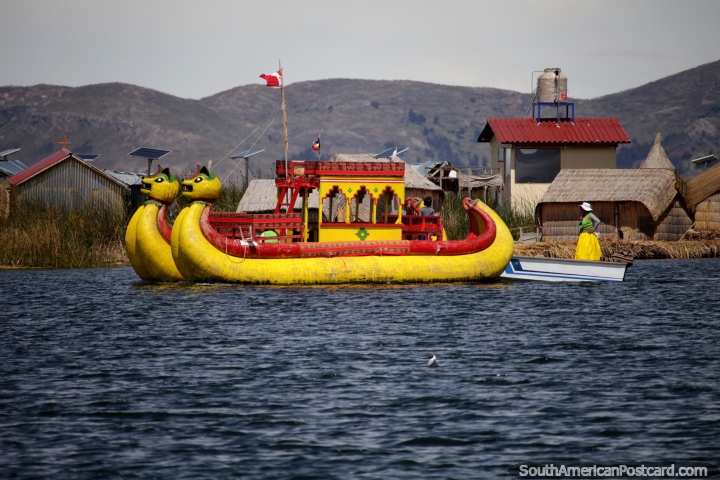 O barco de dragão vermelho e amarelo viaja no Lago Titicaca com uma mulher rebocada atrás, Puno. (720x480px). Peru, América do Sul.