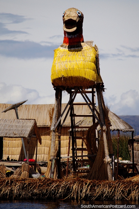 A torre de vigia em forma de um pato está em uma ilha de cana que flutua em Puno. (480x720px). Peru, América do Sul.
