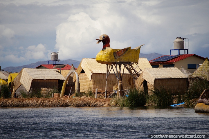 La gente de los Uros tiene un sentido del humor con esta torre de vigilancia con forma de pato en el lago Titicaca, Puno. (720x480px). Perú, Sudamerica.