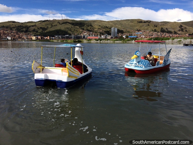 Alugue um barco de pedal em forma de um animal perto do porto em Puno de algum divertimento na água. (640x480px). Peru, América do Sul.