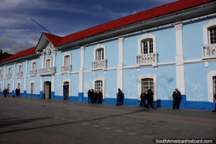 Glorioso Colegio Nacional de San Carlos de Puno, el edificio de color azul en Parque Pino en Puno. (720x480px). Per, Sudamerica.