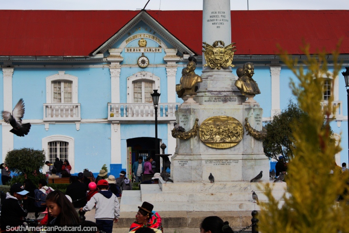 El colegio histrico y los monumentos en el Parque Pino en el centro de Puno. (720x480px). Per, Sudamerica.