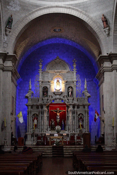 Interior da catedral em Puno com iluminação azul e arcos. (480x720px). Peru, América do Sul.