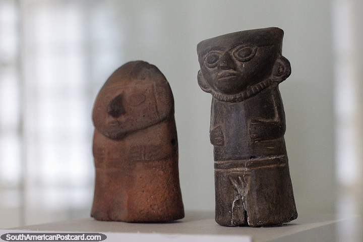 Um par de pequenos figuras conhecidos como Cuchimilcos em monitor em Museu de Carlos Dreyer, Puno. (720x480px). Peru, Amrica do Sul.