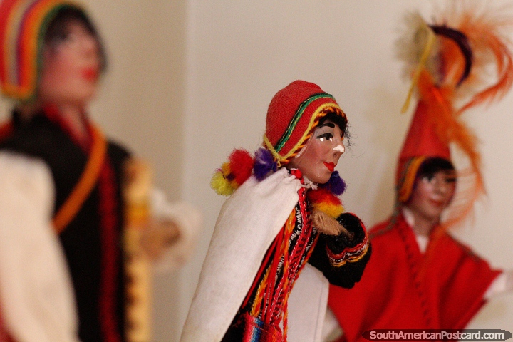 Sikuri, danza que satiriza los movimientos y vestimenta de los espaoles, Museo Carlos Dreyer, Puno. (720x480px). Per, Sudamerica.