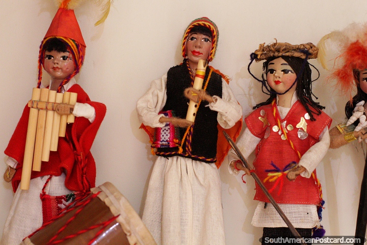 Muecas Sikuri tocando las trqueas y vestidas con ropa tradicional, Museo Carlos Dreyer, Puno. (720x480px). Per, Sudamerica.