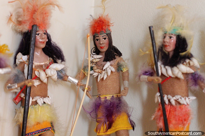Chuncho con plumas en el pelo, una danza de los hombres de la selva, muecas expuestas en el Museo Carlos Dreyer, Puno. (720x480px). Per, Sudamerica.