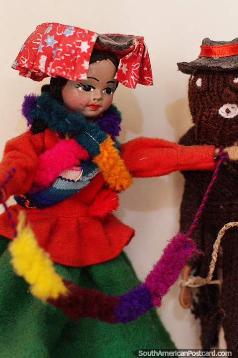 Bailarino feminino em roupa tradicional, um bailarino das montanhas, boneca no Museu de Carlos Dreyer, Puno. (480x720px). Peru, Amrica do Sul.