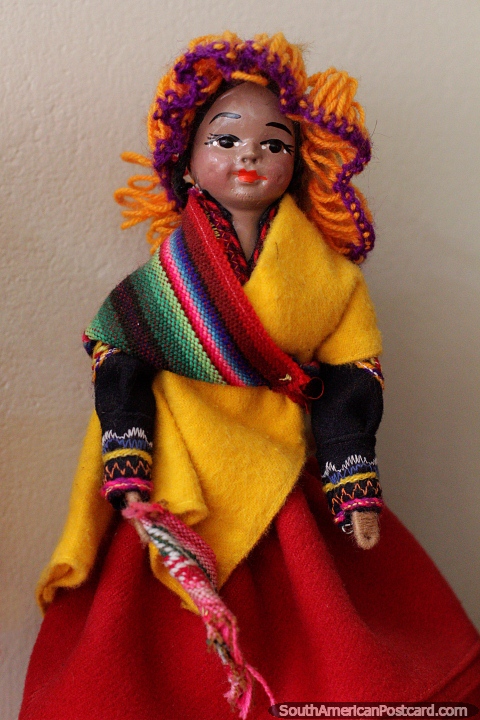 Roupa tradicional usada pelos povos indgenas que vivem em volta do Lago Titicaca, boneca feminina, Puno. (480x720px). Peru, Amrica do Sul.