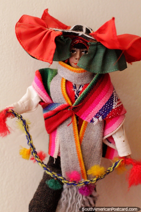 Bailarino macho com uso dianteiro, roupa colorida e pompons lanosos, boneca no Museu de Carlos Dreyer, Puno. (480x720px). Peru, Amrica do Sul.