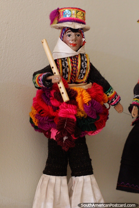 Bailarino com uma flauta de madeira, enrolou em l colorida, boneca, Museu de Carlos Dreyer, Puno. (480x720px). Peru, Amrica do Sul.