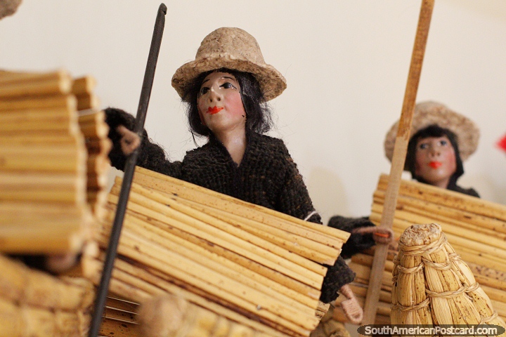 Uruy Uru, bailarinos de Uros primitivos, estas são as pessoas das ilhas flutuam, bonecas no Museu de Carlos Dreyer, Puno. (720x480px). Peru, América do Sul.