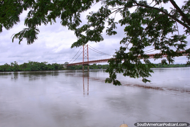 Lance uma ponte sobre as guas de rio e calmas em Porto Maldonado. (720x480px). Peru, Amrica do Sul.