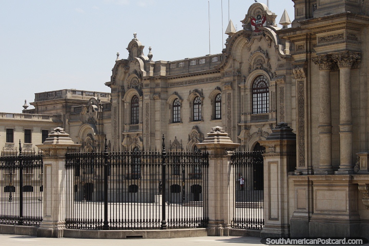 Edifícios do governo feitos de pedra com colunas e fachada intrincada em Lima. (720x480px). Peru, América do Sul.