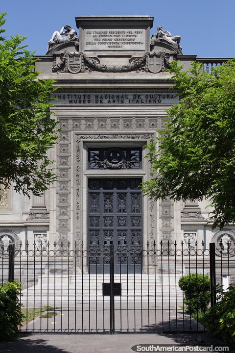 Museu de Arte Italiana com grande entrada e prédio em Lima. (480x720px). Peru, América do Sul.