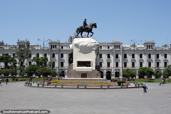 Plaza San Martin em Lima, uma cidade com muitas praças espetaculares e edifícios históricos. (720x480px). Peru, América do Sul.