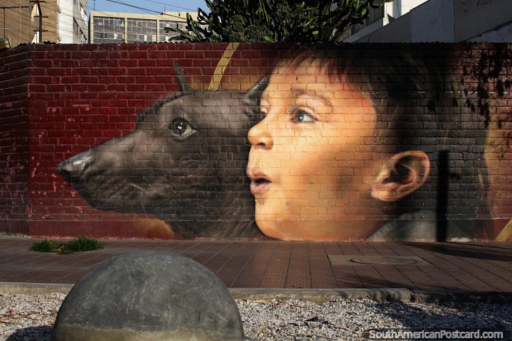 Arte de rua de uma menina e seu cachorro em Miraflores, Lima. (720x480px). Peru, Amrica do Sul.
