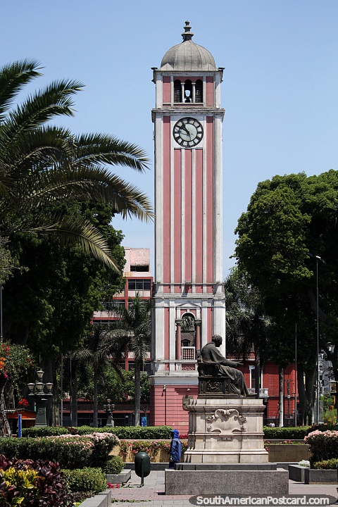 Parque Universitrio de Lima com torre do relgio alemo (1921), os sinos tocam ao meio-dia e s 18h. (480x720px). Peru, Amrica do Sul.
