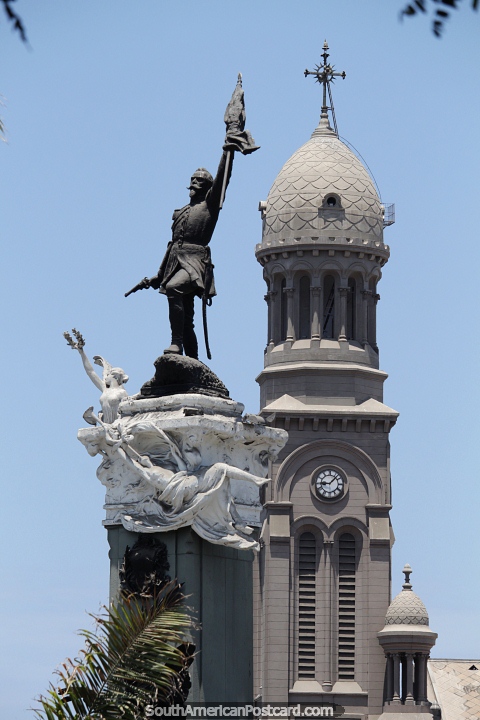 Torre do relógio e grande monumento em Lima, homem com arma e bandeira. (480x720px). Peru, América do Sul.