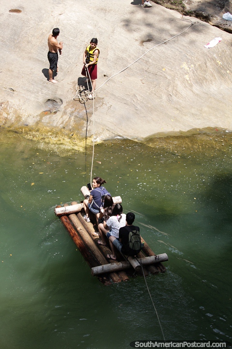 Cruce el río en una balsa de madera hasta una meseta rocosa en la jungla de Tarapoto. (480x720px). Perú, Sudamerica.