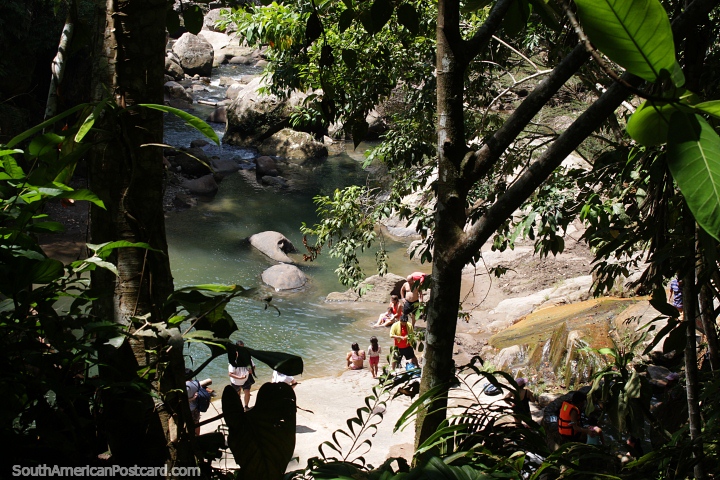 Pessoas desfrutando de uma piscina de água na selva quente em Tarapoto. (720x480px). Peru, América do Sul.