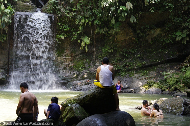 As pessoas se refrescaram nas águas da Cachoeira Carpishuyacu, na selva de Tarapoto. (720x480px). Peru, América do Sul.