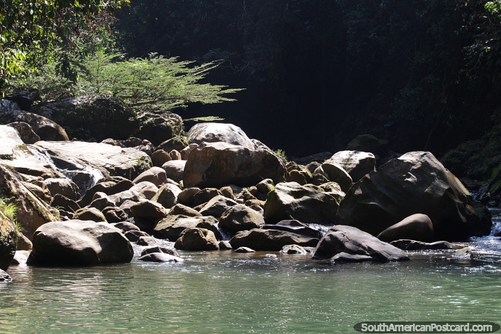 Pedregulhos e pedras ao lado de uma piscina na selva de Tarapoto. (720x480px). Peru, América do Sul.