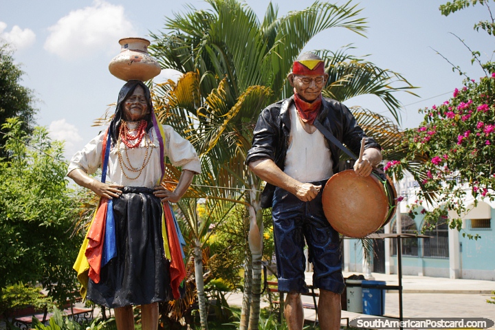 Hombre con tambor, mujer con urna en la cabeza, monumento en Lamas. (720x480px). Per, Sudamerica.