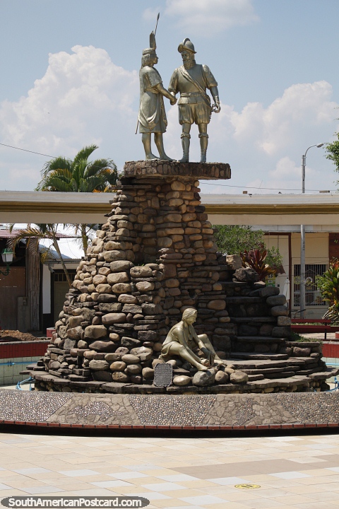 Los indígenas y los españoles se dan la mano, monumento en la plaza de Lamas. (480x720px). Perú, Sudamerica.