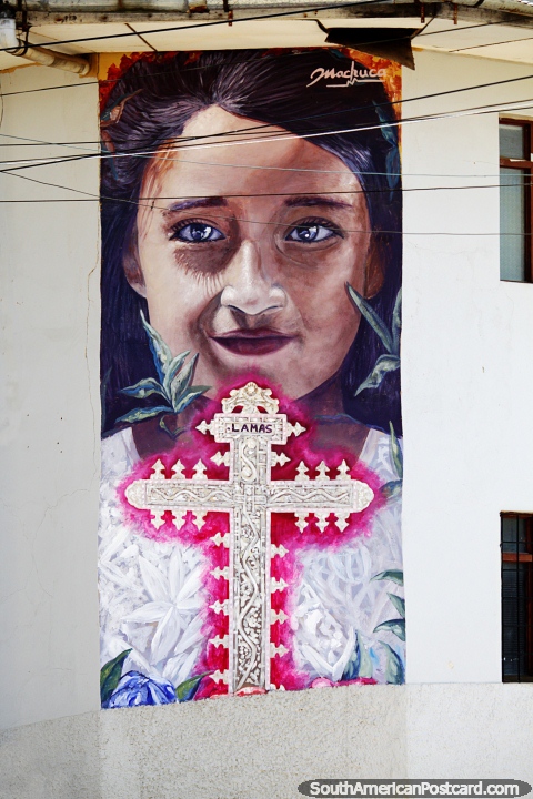Menina segura uma cruz rosa, grande mural em Lamas de Frank Machuca. (480x720px). Peru, América do Sul.