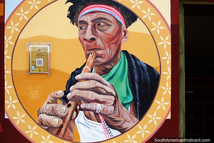 Pijuanero, homem com bandana toca flauta de madeira, mural em Lamas. (720x480px). Peru, América do Sul.