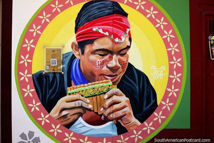 Yupanero, homem toca instrumento tradicional de cachimbo de madeira, mural em Lamas. (720x480px). Peru, América do Sul.