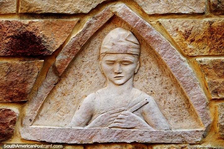 Escultura en el muro de piedra del castillo de Lamas, persona dentro de una formacin triangular. (720x480px). Per, Sudamerica.