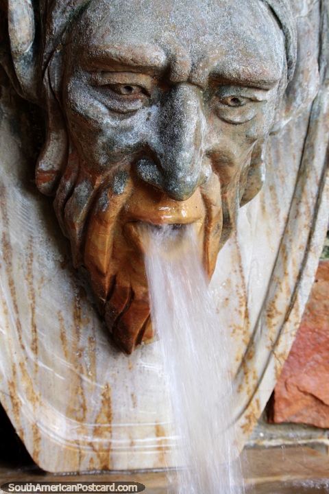 Un anciano sabio arroja agua por la boca en la fuente del castillo de Lamas. (480x720px). Per, Sudamerica.
