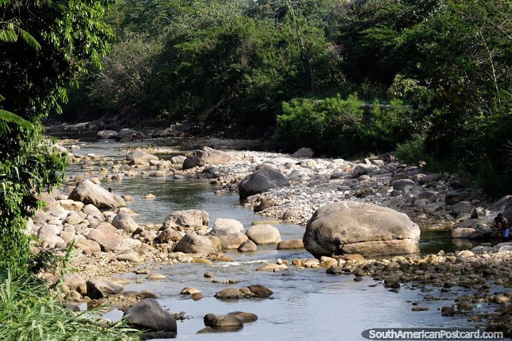 Rio com grandes rochas e pedregulhos ao redor de Tarapoto. (720x480px). Peru, Amrica do Sul.