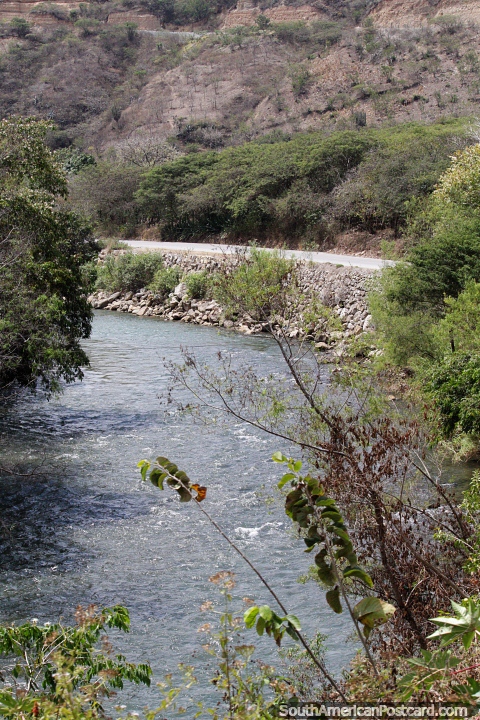 El camino sigue el río Utcubamba entre Chachapoyas y Kuelap. (480x720px). Perú, Sudamerica.